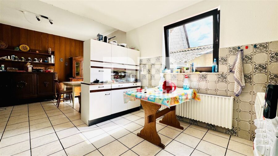 Einzigartiges Immobilien-Ensemble: Zwei Wohnhäuser MFH + EFH mit Halle auf ca. 5.300 m² Grundstück - Haus 1 EG Küche